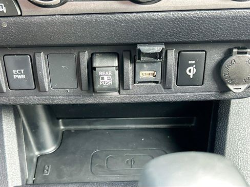 Used 2022 Toyota Tacoma TRD Off-Road AWD/4WD image 28