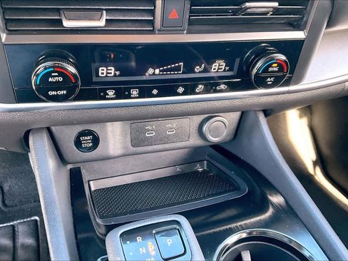 Used 2024 Nissan Rogue SV image 32