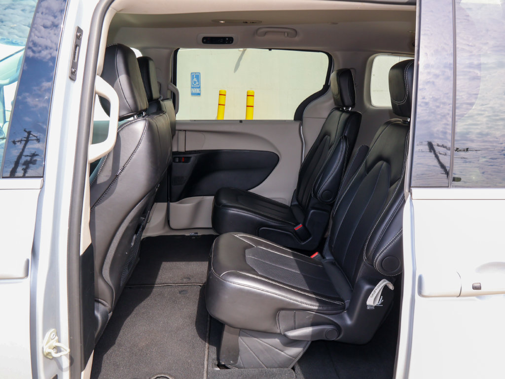 Used 2024 Chrysler Pacifica Touring-L FWD image 15