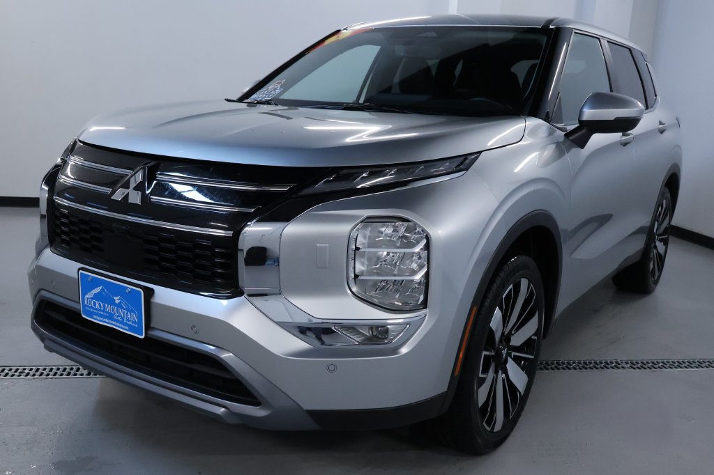 Used 2025 Mitsubishi Outlander SE AWD/4WD image 3