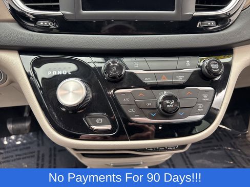 Used 2022 Chrysler Voyager LX FWD image 15