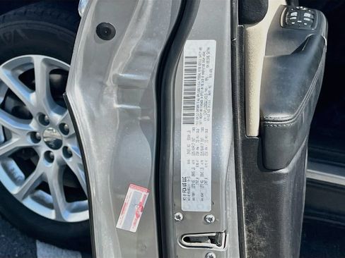Used 2016 Jeep Cherokee Latitude w/ Comfort/Convenience Group FWD image 28