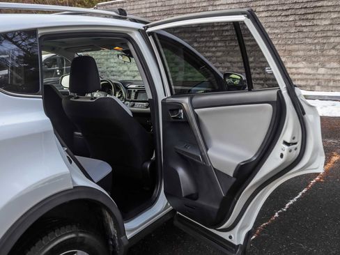 Used 2018 Toyota RAV4 XLE image 17