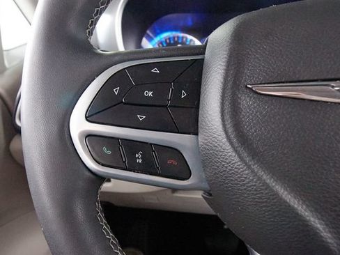 Used 2022 Chrysler Pacifica Touring-L AWD/4WD image 16