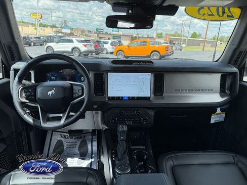Used 2025 Ford Bronco Outer Banks AWD/4WD image 13