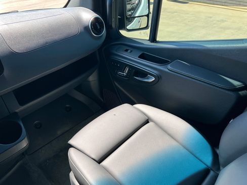 Used 2022 Mercedes-Benz Sprinter 2500 image 10