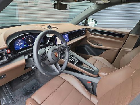 Used 2025 Porsche Macan Electric image 4