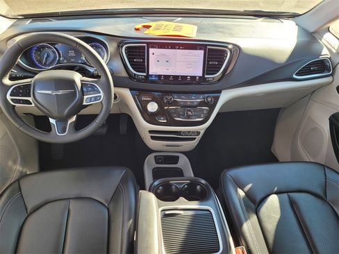 Used 2024 Chrysler Pacifica Touring-L image 10