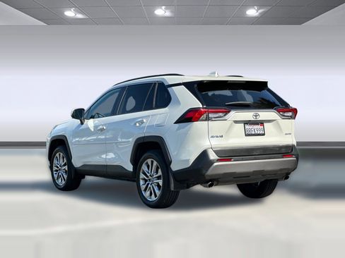 Used 2020 Toyota RAV4 Limited FWD image 3
