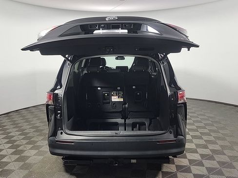 Used 2022 Toyota Sienna XLE image 8
