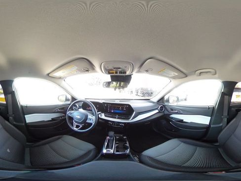 Used 2025 Chevrolet Trax LT w/ LT Convenience Package FWD image 42