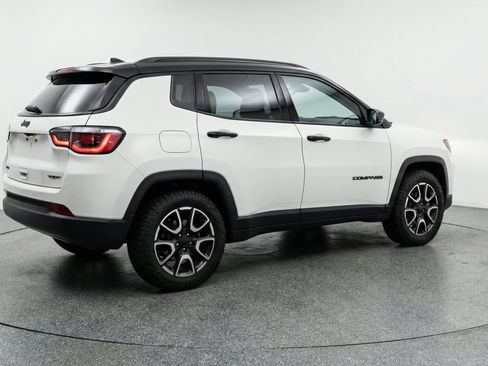 Used 2025 Jeep Compass Trailhawk AWD/4WD image 9