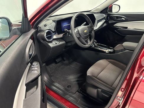 Used 2024 Chevrolet Trax LT FWD image 17