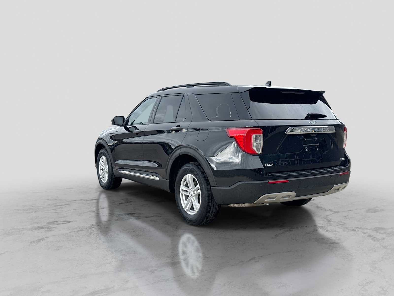 Used 2023 Ford Explorer XLT w/ Equipment Group 202A AWD/4WD image 4