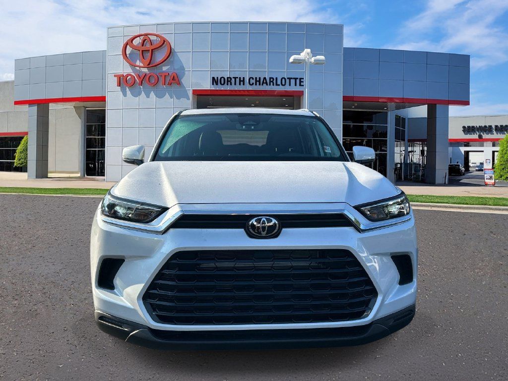 Used 2026 Toyota Grand Highlander XLE FWD image 3
