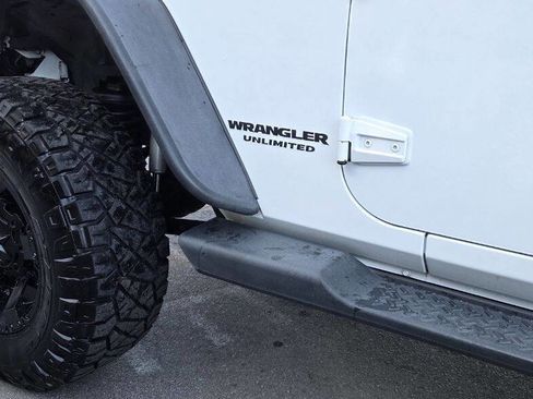 Used 2014 Jeep Wrangler Unlimited Sahara image 10
