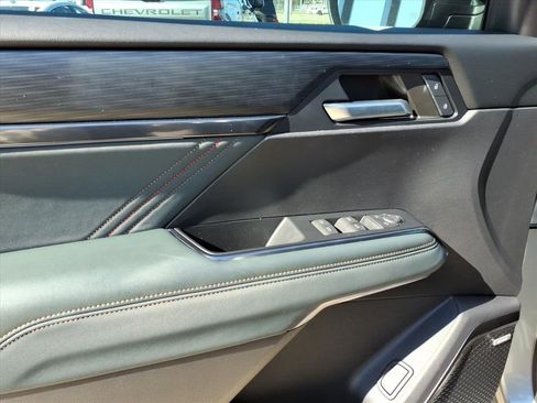 Used 2025 GMC Acadia AT4 w/ Luxury Package image 16