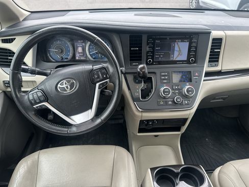 Used 2019 Toyota Sienna XLE w/ XLE Navigation Package FWD image 21