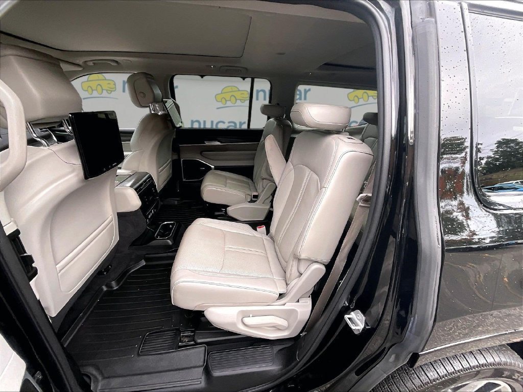 Used 2023 Jeep Wagoneer Series II w/ Convenience Group I AWD/4WD image 15