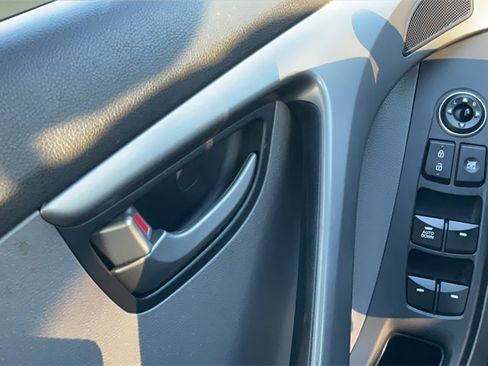 Used 2015 Hyundai Elantra SE image 18