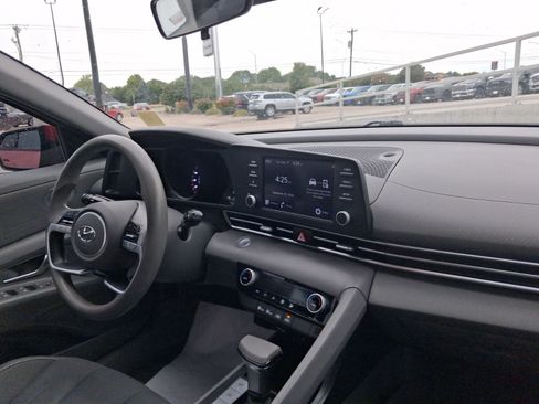 Used 2021 Hyundai Elantra SEL FWD image 14
