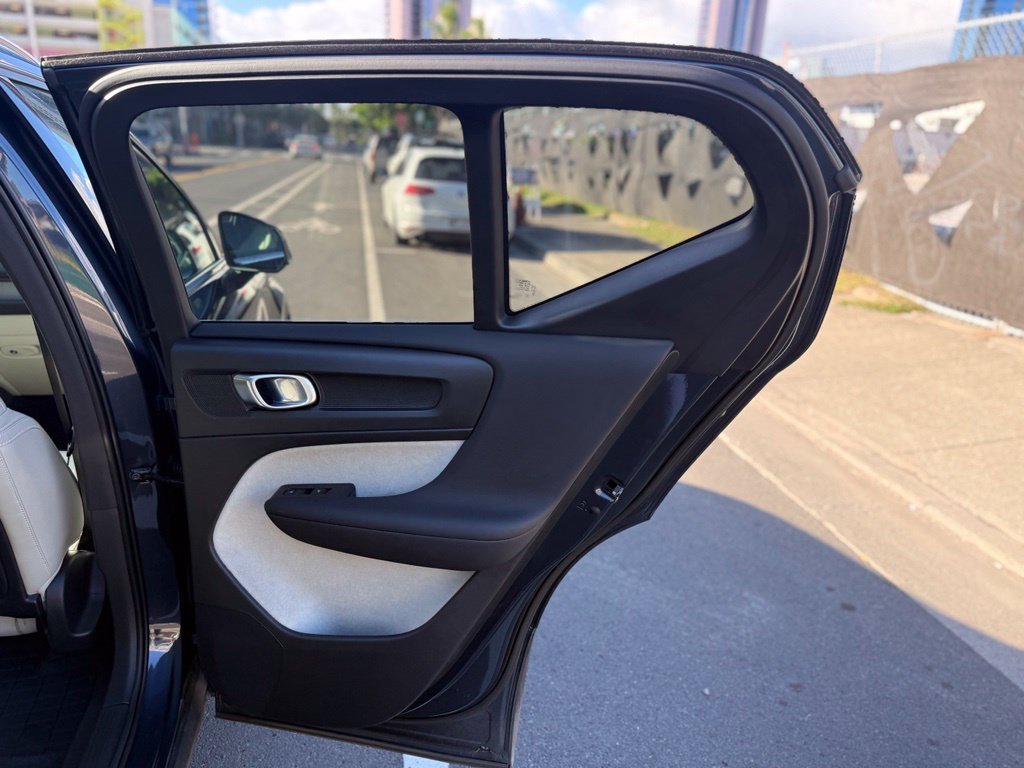 Used 2020 Volvo XC40 T4 Inscription w/ Protection Package Premier FWD image 11