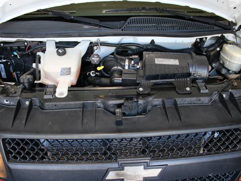 Used 2017 Chevrolet Express 2500 Extended RWD image 27