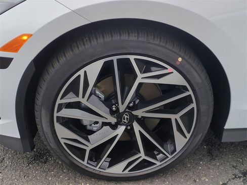 New 2025 Hyundai Ioniq 6 Limited image 9