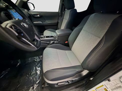 Used 2022 Toyota Tacoma TRD Off-Road w/ Technology Package image 11