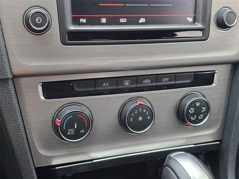 Used 2016 Volkswagen Golf S image 32