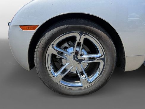 Used 2005 Chevrolet SSR w/ Preferred Equipment Group RWD image 16