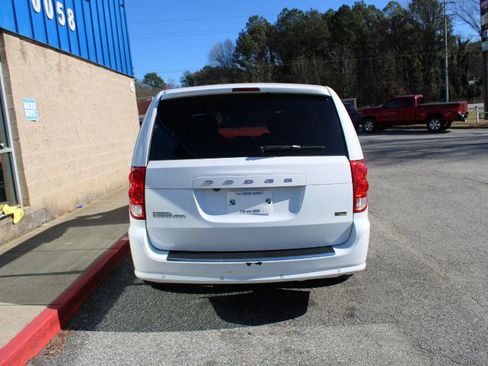 Used 2017 Dodge Grand Caravan SE image 5