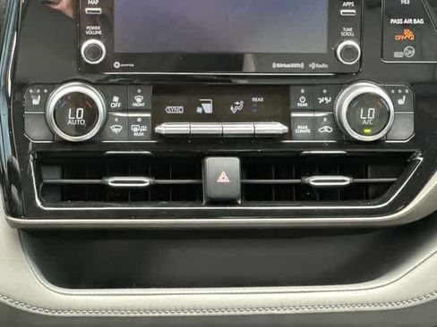 Used 2020 Toyota Highlander XLE AWD/4WD image 15