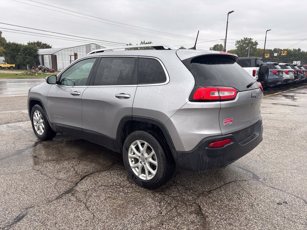 Used 2017 Jeep Cherokee Latitude w/ Cold Weather Group AWD/4WD image 10