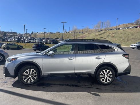 Used 2020 Subaru Outback Premium image 4