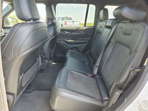 Used 2024 Jeep Grand Cherokee Altitude image 14