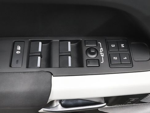 Used 2023 Land Rover Defender 130 X-Dynamic SE image 11