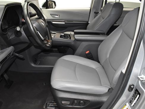Used 2024 Toyota Sienna XLE FWD image 12