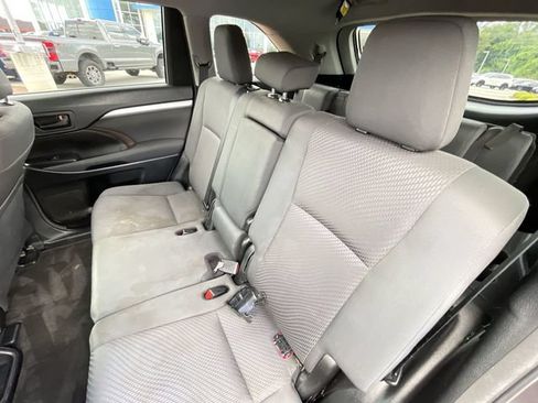 Used 2018 Toyota Highlander LE FWD image 17