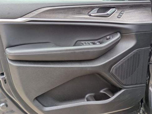 Used 2025 Jeep Grand Cherokee Limited w/ Black Appearance Package image 11