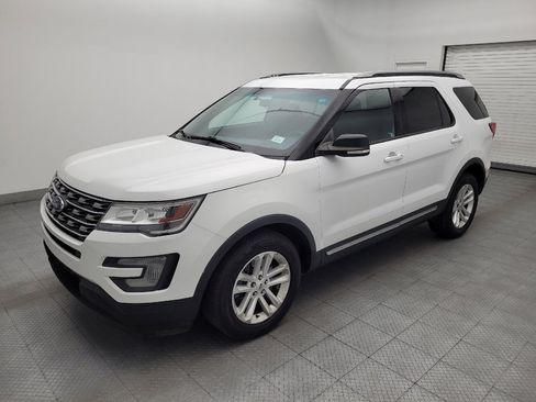 Used 2017 Ford Explorer XLT FWD image 2