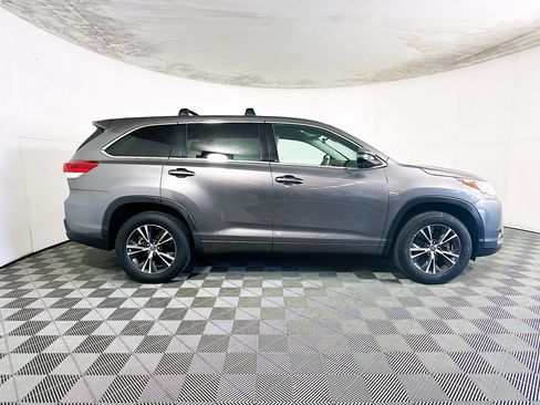 Used 2018 Toyota Highlander LE FWD image 2