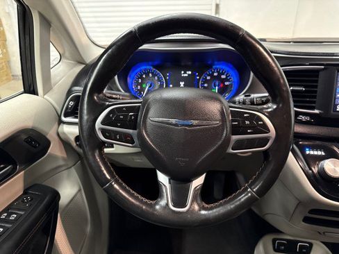 Used 2020 Chrysler Pacifica Touring-L FWD image 19