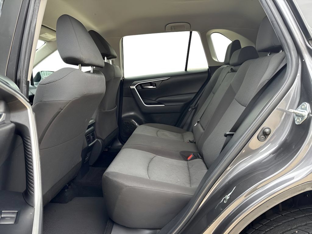 Used 2022 Toyota RAV4 XLE FWD image 10
