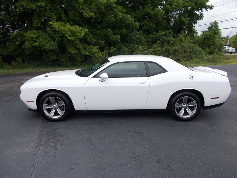 Used 2019 Dodge Challenger SXT RWD image 3