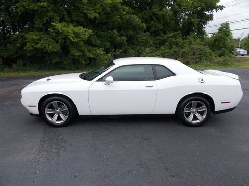 Used 2019 Dodge Challenger SXT RWD image 3