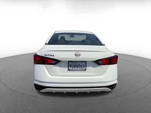 Used 2025 Nissan Altima 2.5 SV FWD image 12