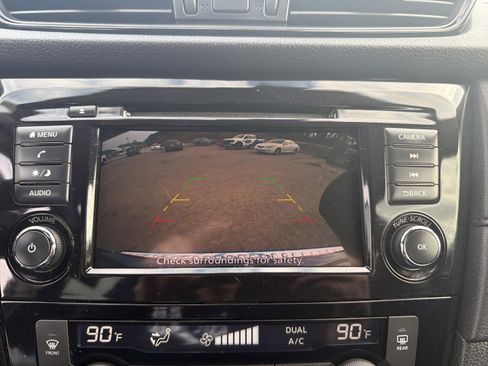 Used 2020 Nissan Rogue SV image 17