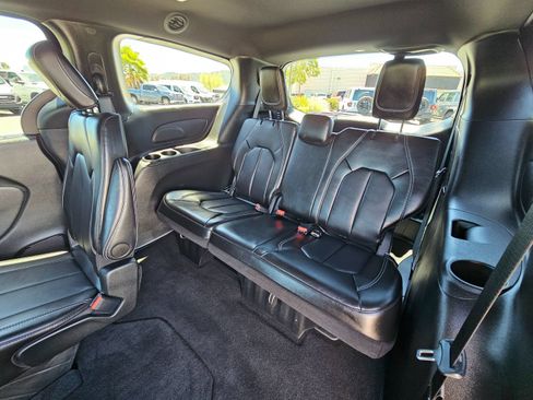 Used 2025 Chrysler Pacifica Select FWD image 19