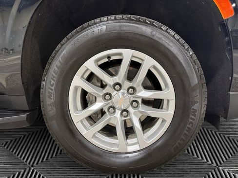 Used 2023 Chevrolet Suburban LT w/ Luxury Package image 12